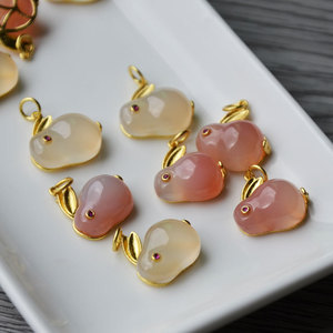 Colgante de conejo tallado en ágata natural para la elaboración de pulseras, un gelatina de lichi aleatoria y una gelatina de escarlata aleatoria - Product Image 3