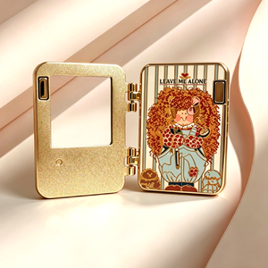 Pin Metálico Plegable de Alta Calidad con Apertura Articulada Personalizada, Pin Interactivo de Aleación de Zinc con Relieve 2D - Product Image 1