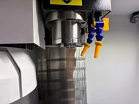 Centre d'usinage vertical CNC 3 axes VMC 215 de haute qualité avec broche motorisée pour usinage moyen et automatique