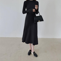 Robe longue élégante de luxe en laine et viscose tricotée à col rond et fines bretelles, collection automne-hiver, design de niche pour femme, export.