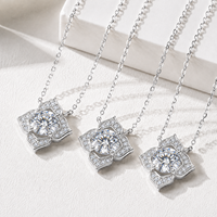 Pendentif en moissanite certifié GRA VVS en forme de fleur à quatre pétales, en argent S925 plaqué or blanc, serti de quatre griffes sécurisées, avec chaîne fine.