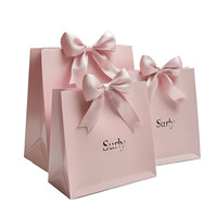 Luxe recyclebare roze cadeaupapier tas met aangepast bedrukt logo, strik en lint handvatten