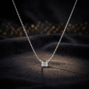 Collier pendentif de luxe pour femme en or blanc 18 carats avec diamant de laboratoire taille émeraude et plaqué rhodium, idéal pour le quotidien - Product Image 3