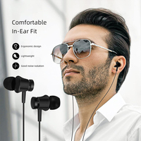 Écouteurs filaires LINX avec ordinateur portable utilisant des écouteurs