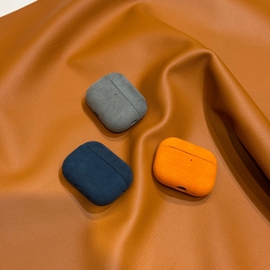 เคสหูฟังหนังแท้ YUBO LEATHER รุ่นสั่งทำพิเศษ หนัง Alcan Tara ป้องกันรอยยับ หลายสี สำหรับรุ่น 2/3/Pro/Max - Product Image 2
