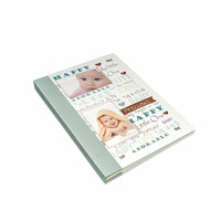 Livre de souvenirs pour bébé avec couverture rigide et papier offset dans une boîte à souvenirs