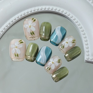 Precio de Fábrica al por Mayor Uñas Postizas Cortas Cuadradas de Cobertura Completa Hechas a Mano de Lujo con Diseño de Estrella, Mariposa y Puntas Francesas - Product Image 4