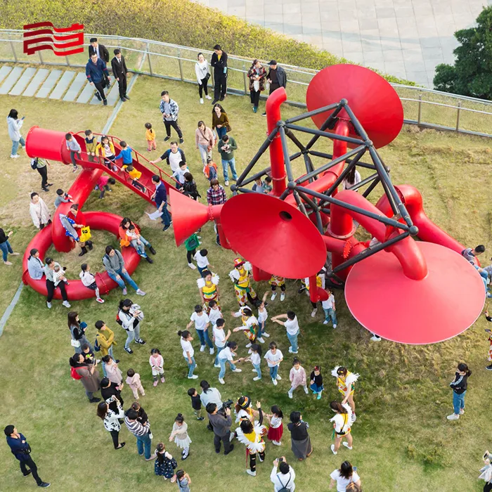 Installazione interattiva all'aperto su larga scala una struttura di divertimento non alimentata che funge da installazione di arte del parco