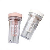 Bouteille d'eau en plastique portable à double couche avec couvercle poussoir créatif, infuseur à thé et café froid à boire directement