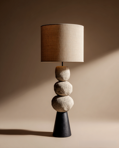 Lampe de table en céramique minimaliste avec base ondulée et abat-jour en tissu beige pour l'éclairage du salon - Product Image 4