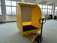 Palette anti-déversement extérieure rigide avec porte à enroulement verrouillable, capacité de 410 litres, pour fûts de 4x205 litres, dimensions 1420x1470x2070mm