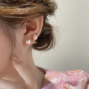 Boucles d'oreilles clous tendance 2025 en forme de tulipe, style frais et polyvalent, vente en gros - Product Image 3