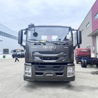 Camion-grue Isuzu FVR GIGA avec grue à bras droit à 4 sections de 8 tonnes, grue montée sur camion à plateau
