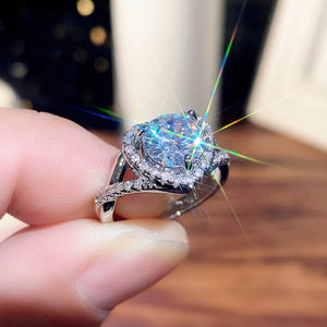 Elegante Anello a Forma di Cuore con Design a V, Accessorio Romantico per Donne, per Feste e Uso Quotidiano - Product Image 4