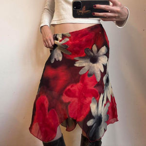 Jupe d'été mi-longue évasée à taille naturelle, imprimé floral bohème vintage, avec empiècement en maille extensible écologique et ourlet asymétrique - Product Image 4