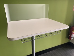 Table de bureau réglable polyvalente avec roulettes à 360 degrés pour le mobilier de bureau et de salle de formation multi-usages - Product Image 2