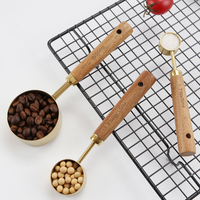 Ensemble de 8 ustensiles de cuisine multifonctionnels, écologiques, durables, résistants à la chaleur, en acier inoxydable de qualité alimentaire, avec manche en bois, dorés, compatibles lave-vaisselle