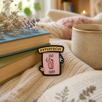Pin de esmalte Hyperfocus con interruptor de luz de encendido/apagado, broche lindo Kawaii, insignia de regalo para TDAH y neurodivergentes, venta al por mayor