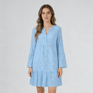 Robe décontractée pour femmes grande taille, bleu clair, broderie anglaise, col en V, manches évasées, ourlet à volants - Product Image 2