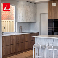 Meuble de cuisine Alland moderne et peu encombrant en placage de noyer américain avec îlot à comptoir en résine cannelé