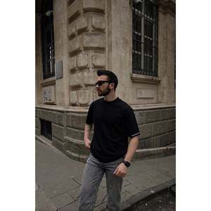 เสื้อยืดสีดำผ้าฝ้ายออร์แกนิค 100% แบบพื้นฐาน พิมพ์ลายด้วยเทคนิคสกรีนซิลค์ รุ่น 'เสื้อยืดพิมพ์ลาย' - Product Image 3