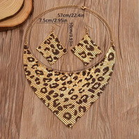 Parure de bijoux tendance pour femme, motif léopard, perles brillantes en alliage, collier et boucles d'oreilles triangle, style exagéré, cadeau pour mariage et fête