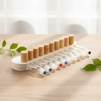 Vente en gros de flacons cylindriques en verre transparent de 5 ml et 10 ml avec bouchon en bambou naturel et bille en pierre précieuse pour huiles essentielles et parfums