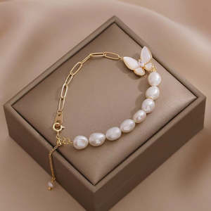 Bracelet en perles d'eau douce baroques naturelles, design élégant à motif papillon, bracelet en perles fait à la main - Product Image 5