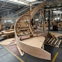 Escalier en colimaçon intérieur en bois sur mesure avec rampes en fer forgé – Vente directe usine