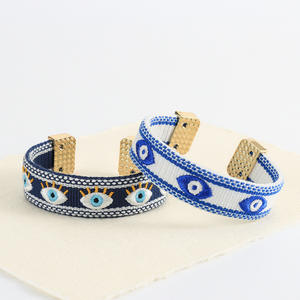 Brazalete de Joyería de Amistad Tejido con Bordado de Letras MOM Personalizado, Creativo y Abierto, Color Rosa, Regalo para el Día de la Madre - Product Image 1