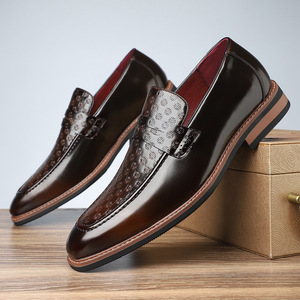 Zapatos de vestir formales de estilo británico con punta en pico, de cuero genuino, casuales y elegantes, con decoración grabada. - Product Image 6