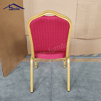 Chaise de banquet Red Smile, chaise de salle à manger commerciale moderne en fer empilable et stable, chaise de banquet d'hôtel avec dossier solide et coussin en mousse et tissu