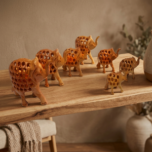 Sculpture d'éléphant en bois sculpté à la main avec motif Jali, figurine longue en bois poli naturel, lot de 7 - Product Image 3