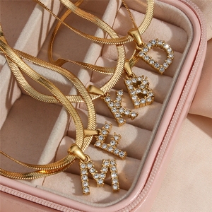 Collana con Ciondolo Trendy e Versatile in Acciaio Inossidabile Placcato <span class=keywords><strong>Oro</strong></span> 18K con Catena a Serpente Piatta e Lettera in Zircone - Product Image 4