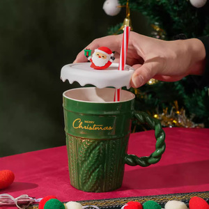 Mug en céramique de Noël 400 ml avec paille, couvercle décoré du Père Noël, motif en relief, tasse à boire pour la maison, vente en gros - Product Image 1