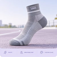 Chaussettes plates respirantes pour la course à pied avec logo gris, panneau de manchette, maille ventilée, gestion de l'humidité et maintien du talon, pour une performance athlétique et une évacuation de l'humidité