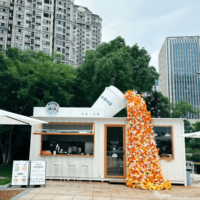 Décoration murale extérieure sur le thème des tasses à café personnalisées, structure FRP de grande taille pour les devantures de magasins commerciaux et les lieux photo.