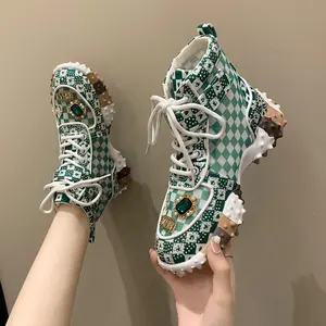 2023 yeni gelenler Retro tarzı kadın yürüyüş ayakkabısı yarım çizmeler tam taklidi yüksek üst kalın tabanlar ekose baskı baba Sneakers
