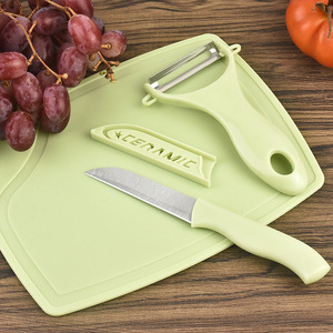 Juego de Cuchillos de Acero Inoxidable de Tres Piezas con Tabla de Cortar, Pelador y Cuchillo para Frutas para Uso en la Cocina - Product Image 1