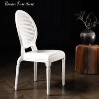 Chaise Louis en plastique en résine PP Style français classique durable, empilable pour les événements de mariage Chaise Bella