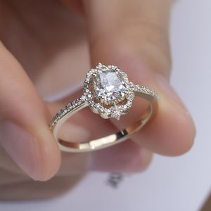 Anillo de diamantes con corte cojín de oro amarillo de 14 quilates Messi Jewelry MSR-1370 para mujer - Product Image 4