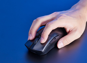 R-O-G Gladius III Wireless AimPoint 36K, style e-sport léger, esthétique asymétrique, design léger de 79 g, texture mate. - Product Image 5