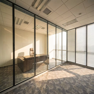 Éliminez les interférences visuelles avec un verre à cadre invisible, un support en aluminium de 108 mm, une <span class=keywords><strong>cloison</strong></span> panoramique anti-choc pour toutes les lieux publics - Product Image 1