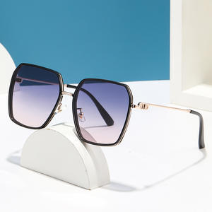 Gafas de Sol Cuadradas Modernas para Mujer, Lentes Polarizadas TAC con Protección UV400, Estilo para Viajes al Aire Libre - Product Image 2