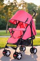 Poussette parapluie quatre roues de haute qualité et économique, ultra-légère, pour bébés de 3 mois et plus, avec positions assise et allongée, l'accessoire de marche indispensable.