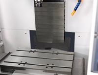 Centre d'usinage CNC multifonctionnel vertical 8 axes pour le fraisage et le taraudage, idéal pour le traitement des métaux en vente au détail, avec pompe incluse