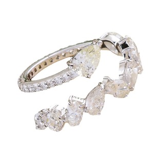 Anello in Oro Bianco con Diamante Taglio a Pera Colore G Naturale Gioiello di Fidanzamento per Donna - Product Image 4