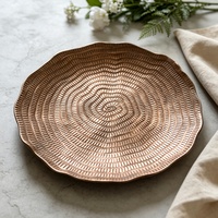 Assiette de présentation en plastique de 13 pouces à bord ondulé irrégulier, texturée et décorative, pour la mise en table de mariage et de fête