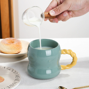 Taza de Café de Cerámica de Porcelana Hecha a Mano con Forma Creativa, Diseño de Pareja Adorable, Apta para Lavavajillas y Microondas, Personalizable, Regalos Empresariales - Product Image 3