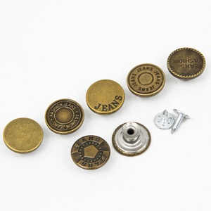 ผู้ผลิตตามสั่ง ปุ่มทองเหลืองทรงกลมแบบแบน ชุบเคลือบ พร้อมสลักโลโก้ตามแบบ สำหรับเสื้อแจ็คเก็ตและกางเกงยีนส์ - Product Image 2